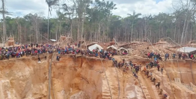 Habitantes de La Paragua exigen combustible para rescatar a más mineros del derrumbe en la Bulla Loca