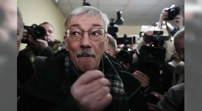 Corte rusa condena a 30 meses a colíder de grupo de derechos por criticar la guerra en Ucrania