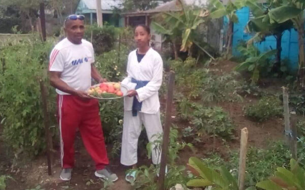 ¡Increíble! Premian a taekwondista cubana con cinco tomates y dos cebollas
