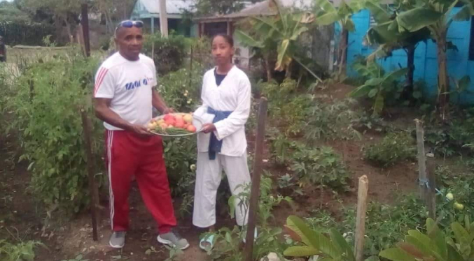 ¡Increíble! Premian a taekwondista cubana con cinco tomates y dos cebollas