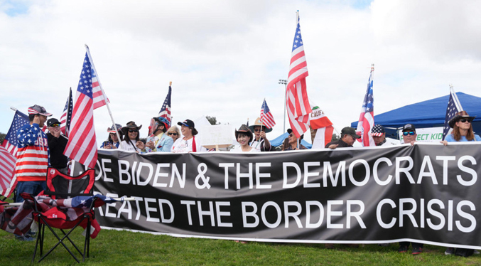 Cientos de personas manifestaron en la frontera sur de EEUU contra la migración indocumentada