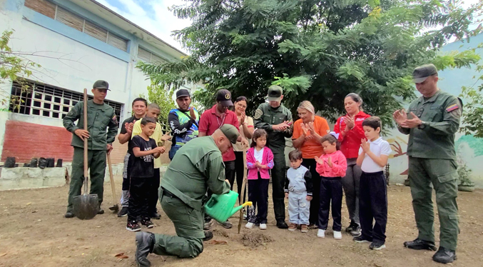 GNB realiza jornada de siembra de árboles en los Institutos Educativos de Zulia