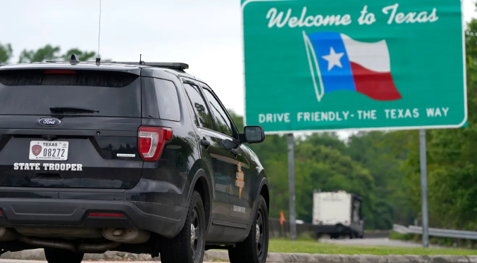 Juez federal bloquea ley de Texas que autoriza a la policía a expulsar inmigrantes indocumentados