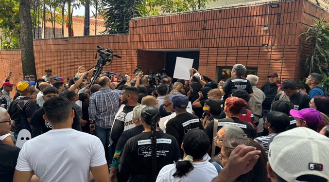 Activistas protestaron frente a la Embajada de España en Caracas y exigieron la libertad de Rocío San Miguel