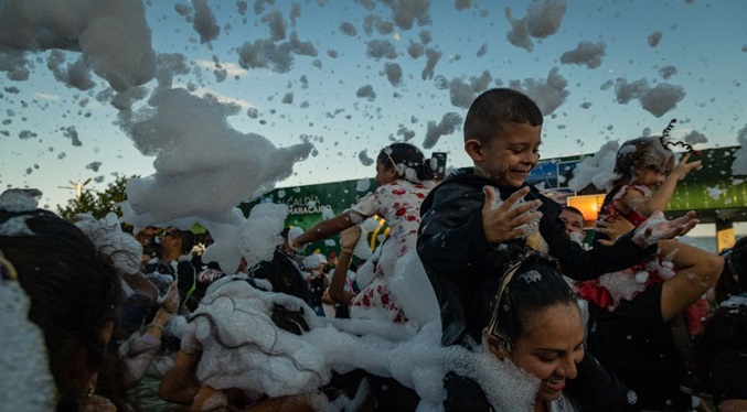 Regresa la fiesta de espuma en los Carnavales 2024 de la alcaldía de Maracaibo