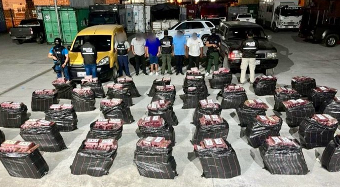 Policía de Ecuador halla 2,4 toneladas de cocaína y detiene a cuatro sujetos en Guayaquil