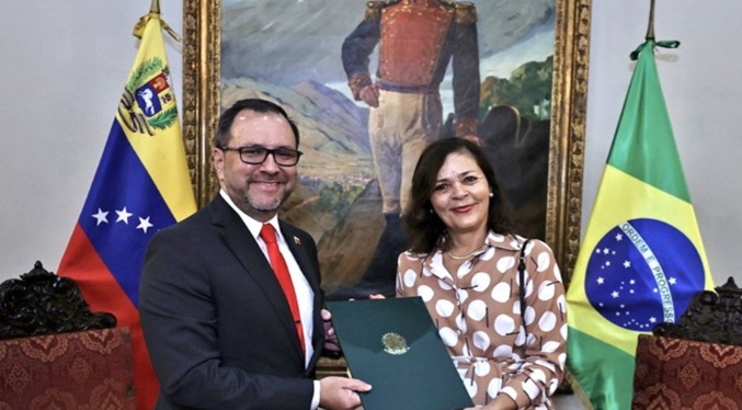Canciller recibe Copias de Estilo de nueva embajadora de Brasil