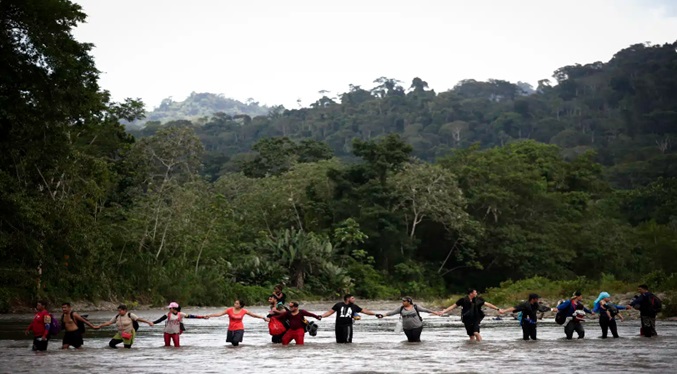 Autoridades de Colombia alertaron que migrantes son obligados a transportar droga por la selva del Darién