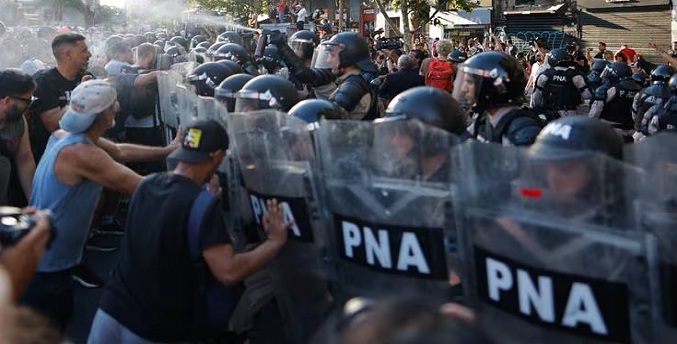 Ocho detenidos y 7 agentes heridos durante las protestas, según el Gobierno argentino