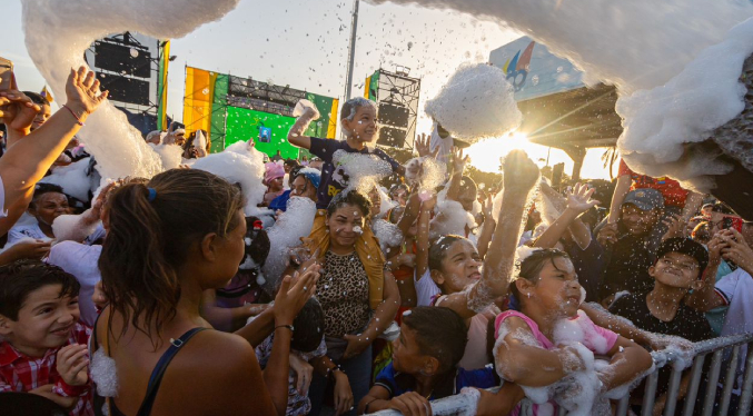 Niños de Maracaibo disfrutaron por segundo año consecutivo de la fiesta de espuma en los carnavales 2024