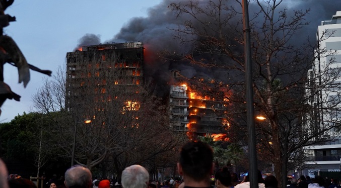 Bomberos en España atienden voraz incendio que dejó al menos 7 heridos