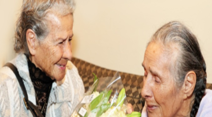 Unas gemelas separadas hace 81 años protagonizan un conmovedor reencuentro
