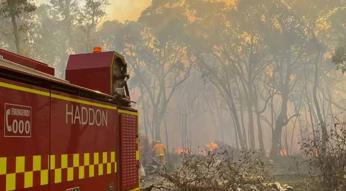 Incendios forestales obligan a evacuar poblaciones del sureste de Australia