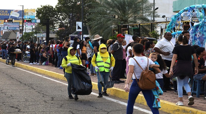 Alcaldía de Maracaibo despliega operativo de limpieza tras desfile de Carnaval 2024 en la Av. 5 de Julio