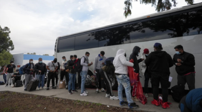 Patrulla Fronteriza deja a migrantes en parada de autobús de San Diego al agotarse ayuda municipal