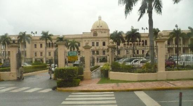 Tres heridos al embestir una camioneta las puertas del Palacio Presidencial dominicano