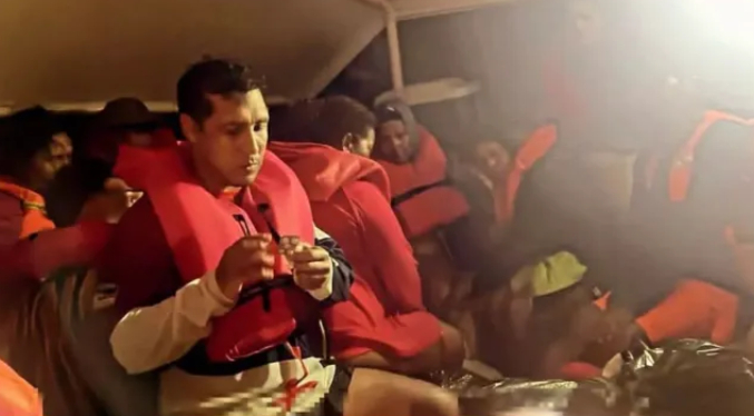Rescatan a 40 náufragos de catamarán que se partió en Margarita