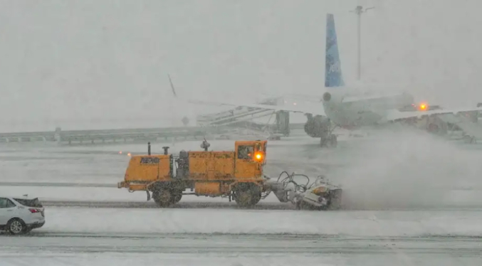 Tormenta de nieve genera caos de transporte en Nueva York