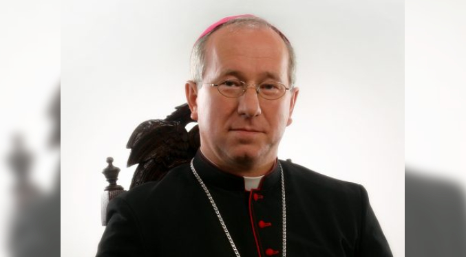 Obispo polaco renuncia tras ser acusado de encubrir abusos