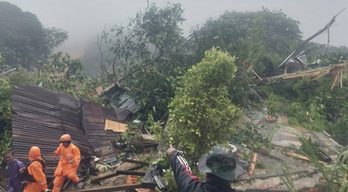 Al menos nueve personas desaparecidas por una avalancha de tierra en una isla indonesia