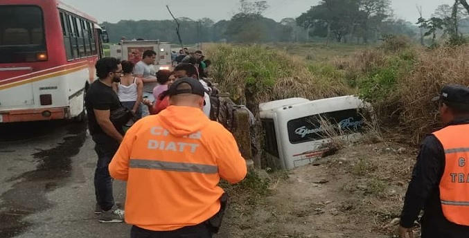 Seis personas resultan heridas tras la caída de un autobús por un barranco en Barinas