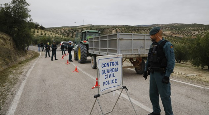 Seis muertos en España, dos de ellos agentes, al estrellarse un camión contra un control policial