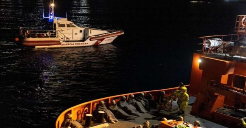 Cruz Roja pide que se permita desembarcar a más de 300 migrantes del Ocean Viking