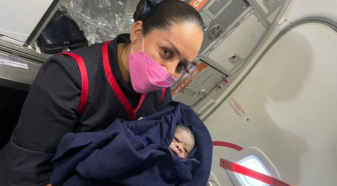 Mujer da a luz en un avión de Aeroméxico