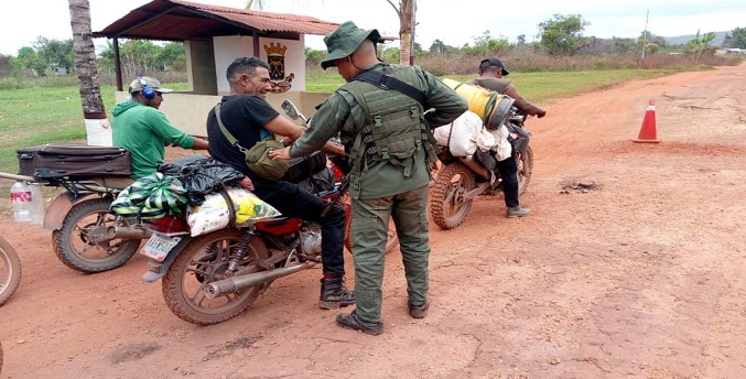 Militares desalojan casi 500 personas de una mina ilegal en Bolívar