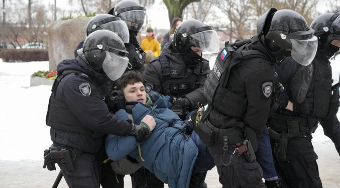 Policía rusa detiene al menos a 56 personas durante la despedida a Alexéi Navalni