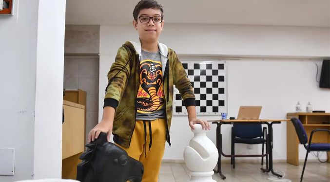 “El Messi del ajedrez”: El niño de 10 años que le ganó al mejor jugador del mundo