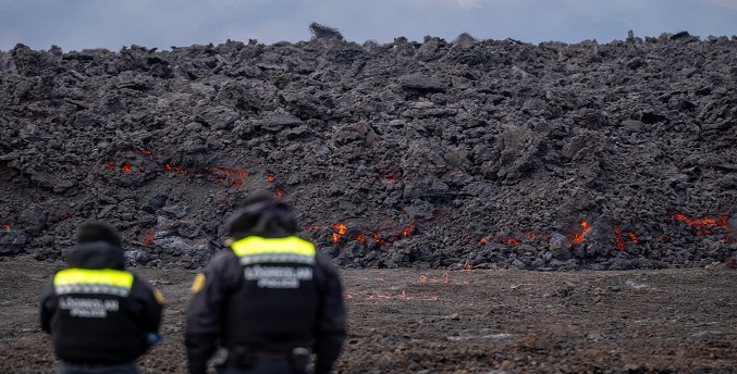 La erupción volcánica islandesa sigue estable en su tercer día y dura más que las previas