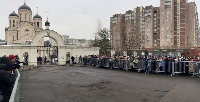 Multitud se reúne para despedir a Alexéi Navalni ante amenazas del Kremlin (+ Videos)