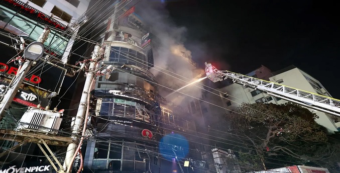 Al menos 43 muertos y 20 heridos en un incendio en un edificio comercial en Bangladesh