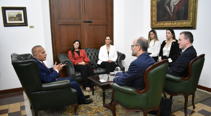 Gobernador Rosales sostuvo encuentro con Embajador y cónsules de Suiza en Venezuela