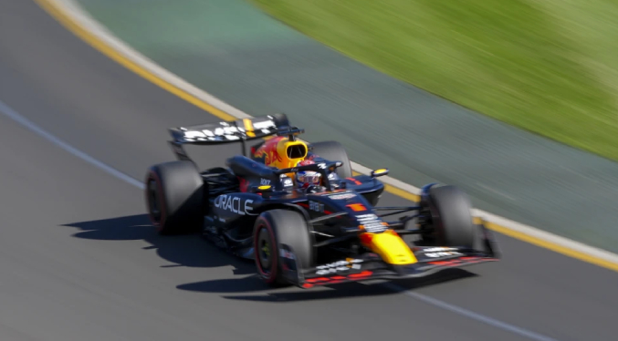 Verstappen saldrá desde la pole en Australia, seguido de Carlos Sainz y Sergio Pérez