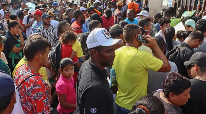 Migrantes saturan oficina para solicitar refugio en la frontera sur de México