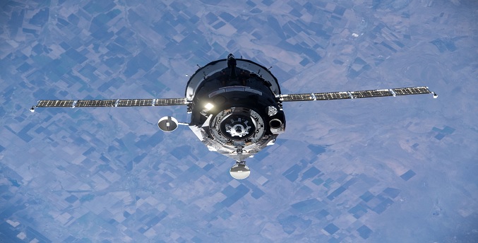 La nave rusa Soyuz MS-25 con tres tripulantes a bordo se acopla a la Estación Espacial