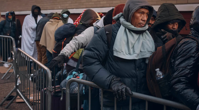 Nueva York rechaza a algunos migrantes el “derecho a refugio” tras acuerdo con activistas