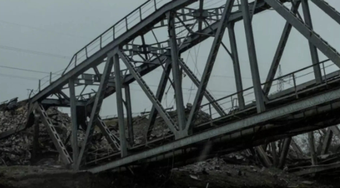 Ucrania confirma ataque contra puente ferroviario en Rusia utilizado para transportar municiones