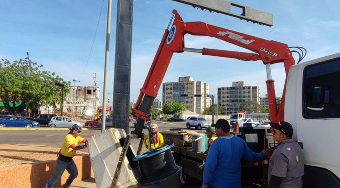 Alcaldía de Maracaibo instala los primeros cuatro semáforos reparados de la C2
