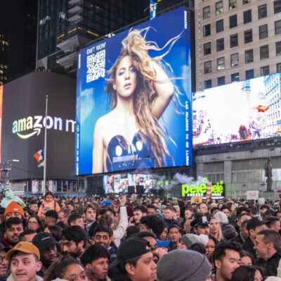 Shakira paraliza Times Square con concierto sorpresa