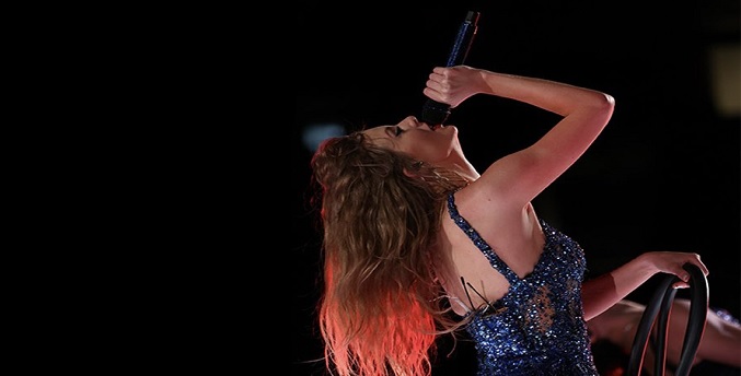 Taylor Swift celebra ante 60 mil espectadores su primer concierto en Singapur
