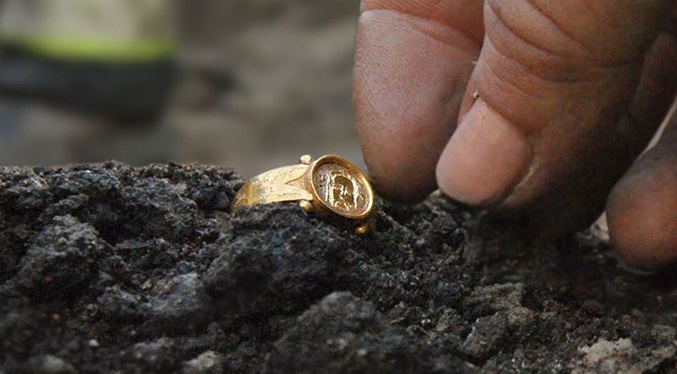 Hallan un anillo de oro impecable de 500 años