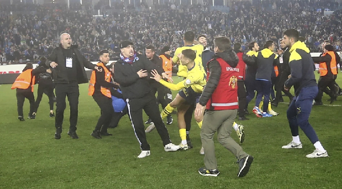Hinchas del Trabzonspor invaden la cancha y agreden a jugadores del Fenerbahce en Turquía