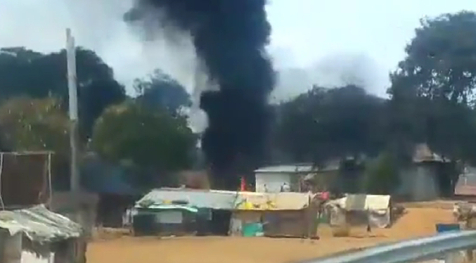 Camión 350 explota y solo deja daños materiales en el sur de Maracaibo (Video)