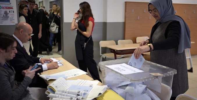 Los turcos votan en elecciones locales que ponen a prueba a Erdogan