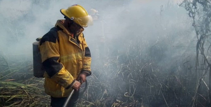Envían equipo de bomberos a Bolívar para combatir incendios