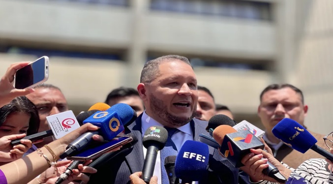 José Brito concreta su candidatura presidencial en el CNE