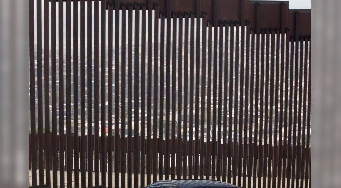 Autoridades reportan casi una docena de heridos tras caer del muro fronterizo en San Diego